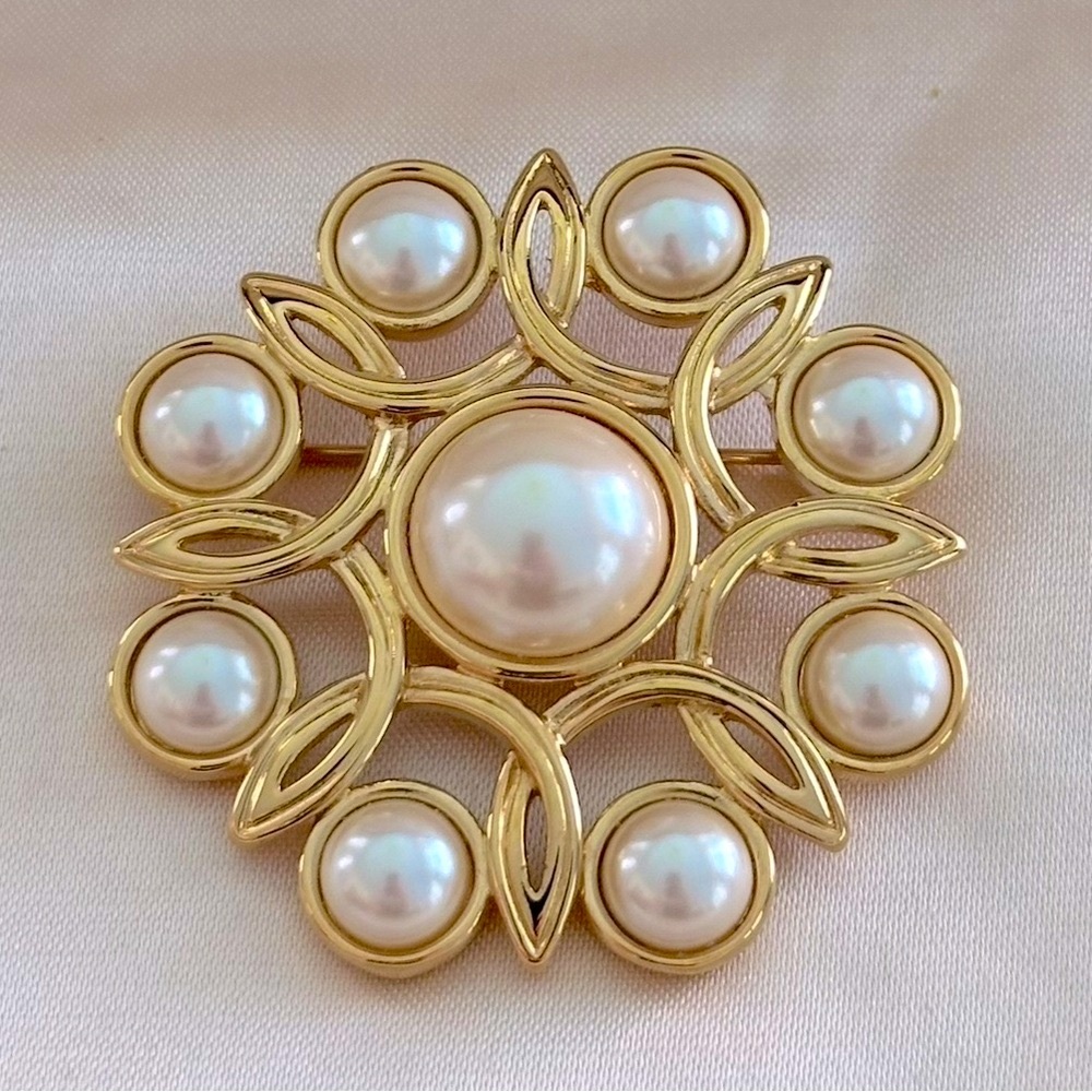 VTG Monet Faux Pearl Gold Tone Brooch Round Flower Pearl Cabochons 2”